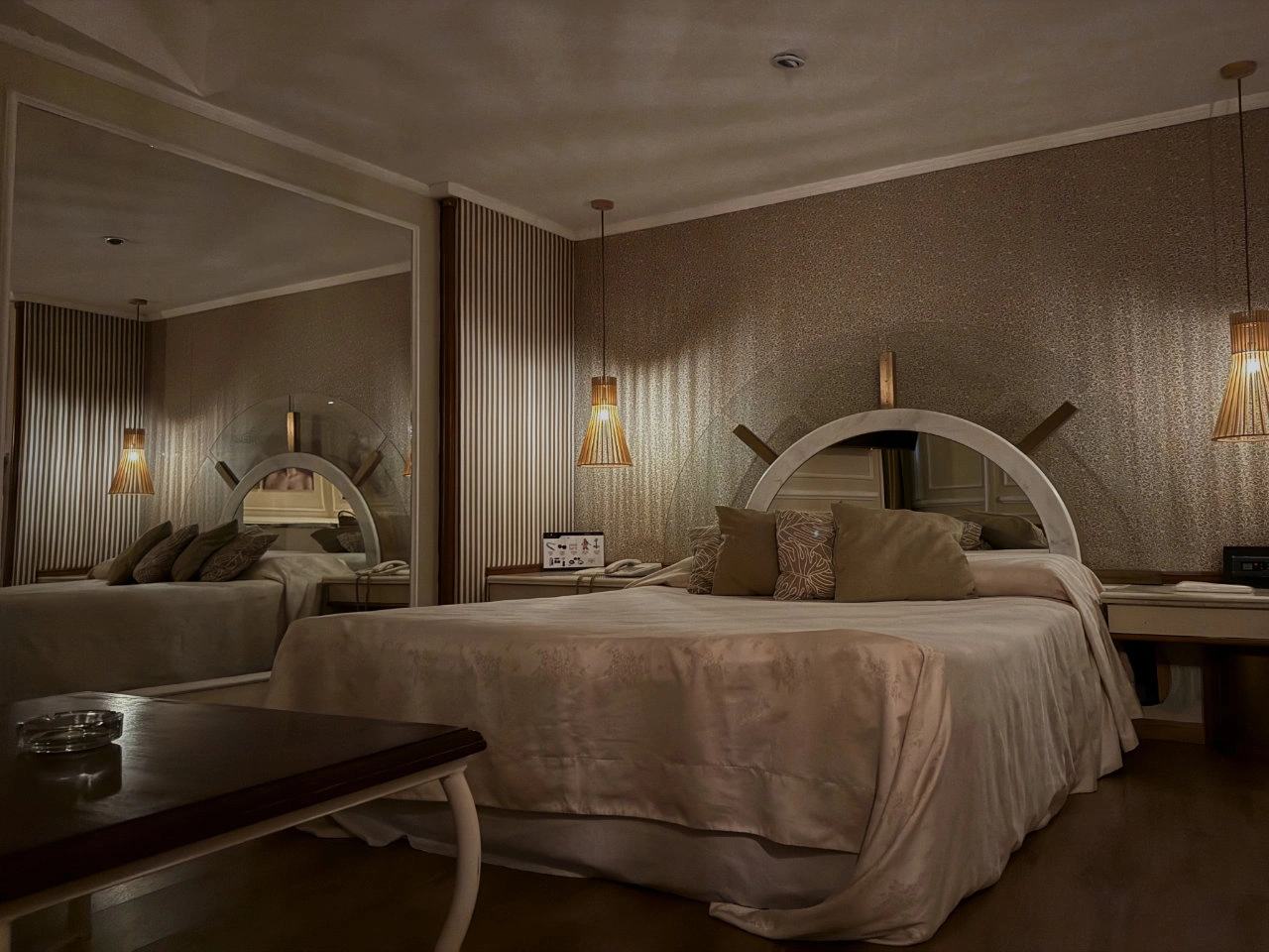 Habitaciones Imperiales con Living y Jacuzzi